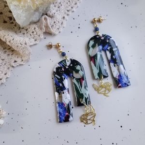 Arch earrings with bird